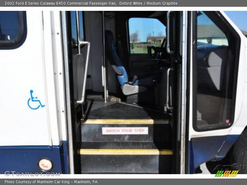 Oxford White / Medium Graphite 2002 Ford E Series Cutaway E450 Commercial Passenger Van