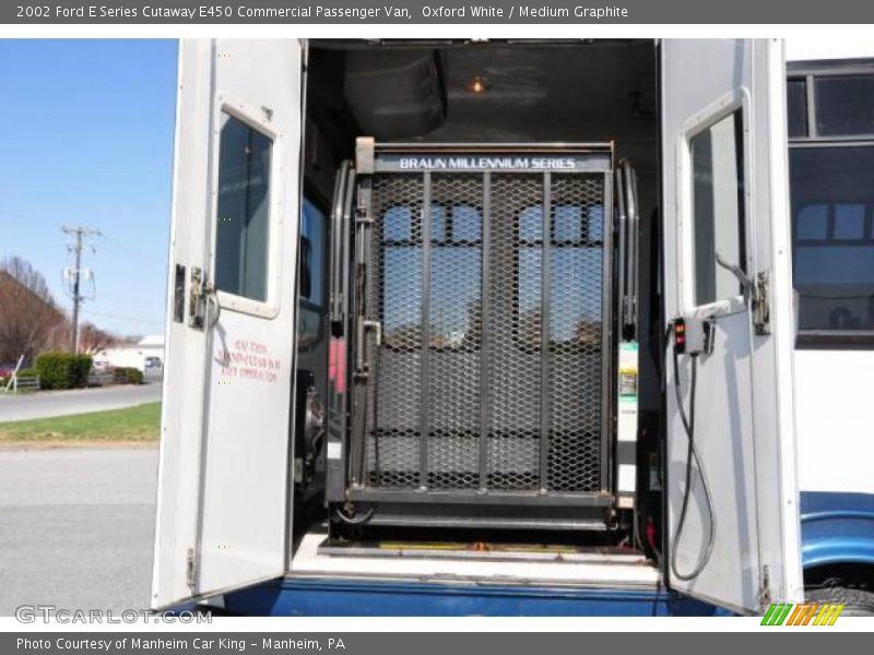 Oxford White / Medium Graphite 2002 Ford E Series Cutaway E450 Commercial Passenger Van