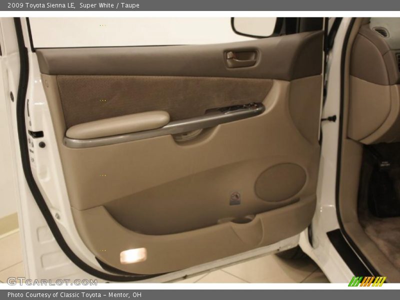 Super White / Taupe 2009 Toyota Sienna LE