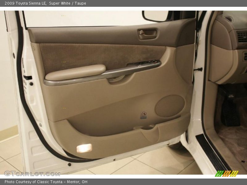 Super White / Taupe 2009 Toyota Sienna LE