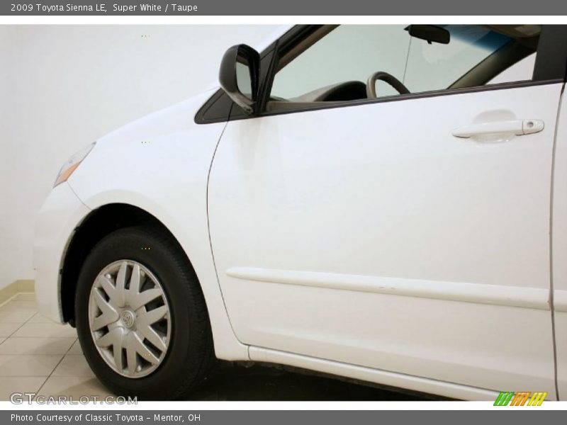 Super White / Taupe 2009 Toyota Sienna LE