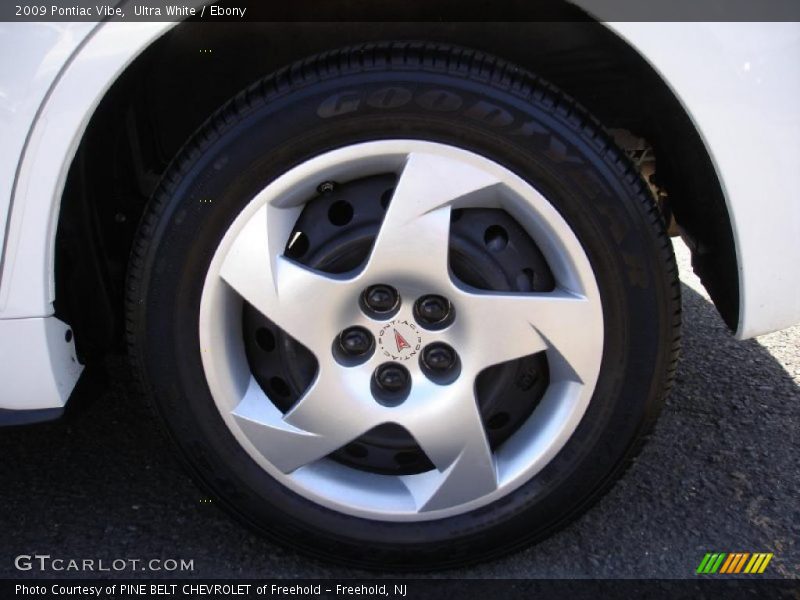 Ultra White / Ebony 2009 Pontiac Vibe