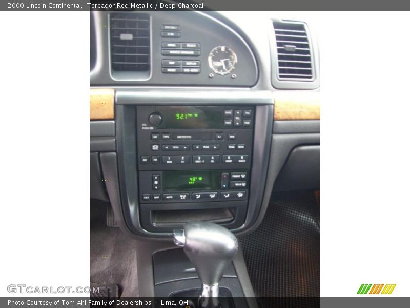 Toreador Red Metallic / Deep Charcoal 2000 Lincoln Continental