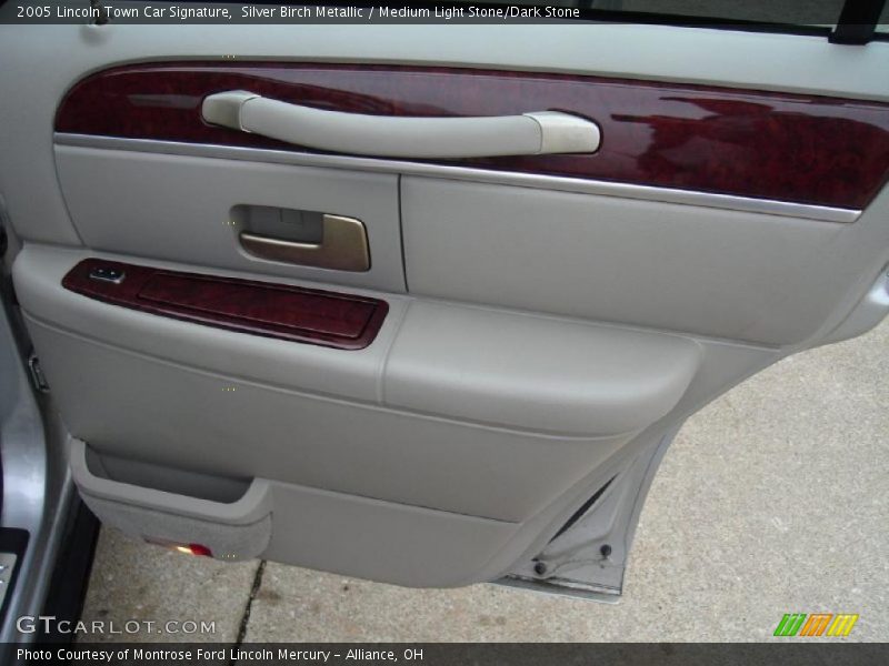 Silver Birch Metallic / Medium Light Stone/Dark Stone 2005 Lincoln Town Car Signature