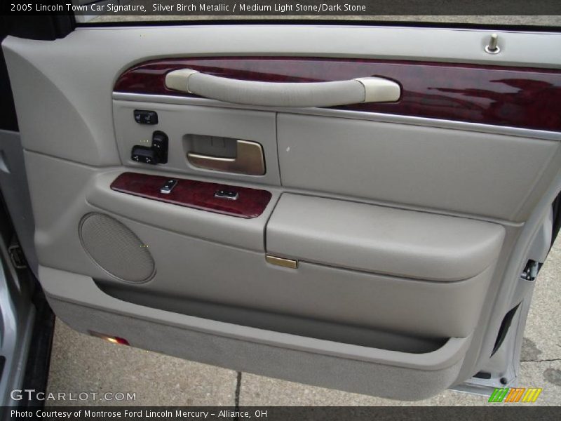 Silver Birch Metallic / Medium Light Stone/Dark Stone 2005 Lincoln Town Car Signature