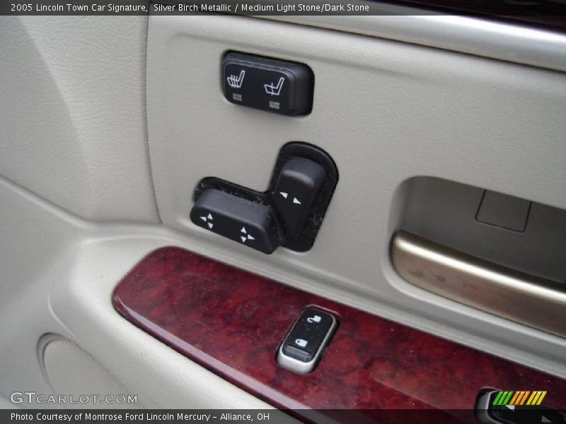 Silver Birch Metallic / Medium Light Stone/Dark Stone 2005 Lincoln Town Car Signature