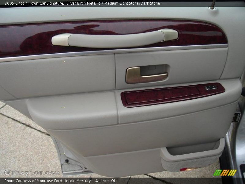 Silver Birch Metallic / Medium Light Stone/Dark Stone 2005 Lincoln Town Car Signature