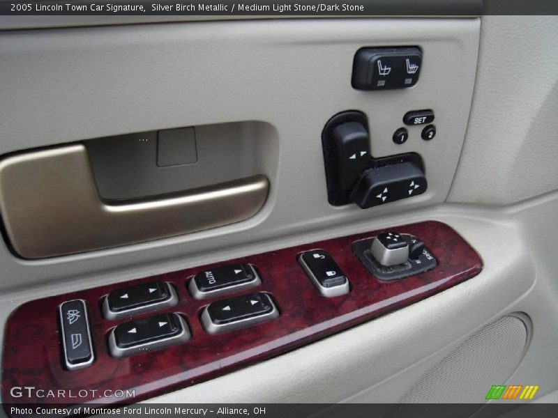 Silver Birch Metallic / Medium Light Stone/Dark Stone 2005 Lincoln Town Car Signature