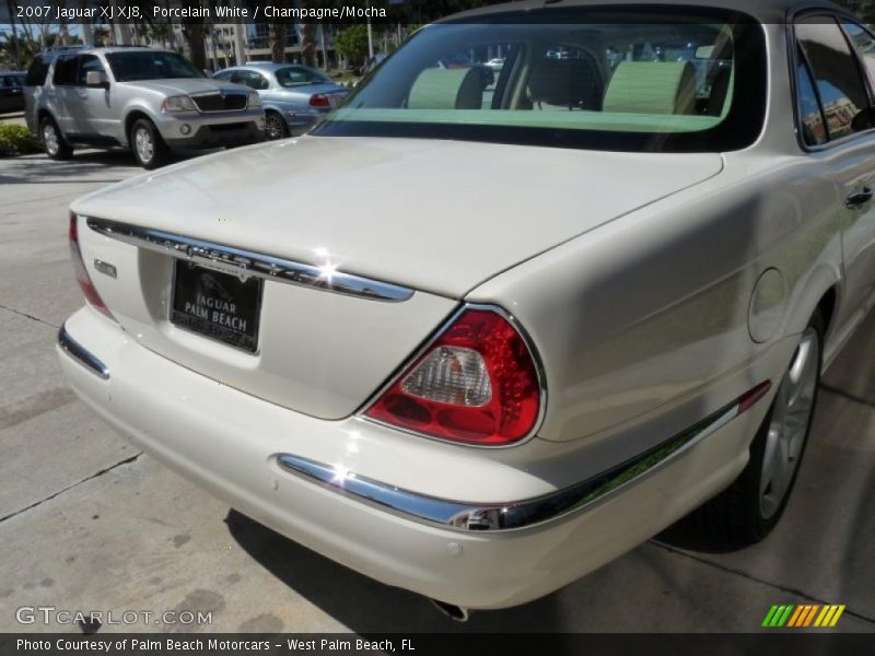 Porcelain White / Champagne/Mocha 2007 Jaguar XJ XJ8