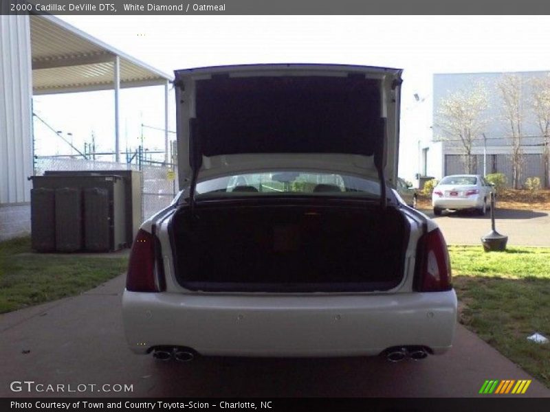 White Diamond / Oatmeal 2000 Cadillac DeVille DTS