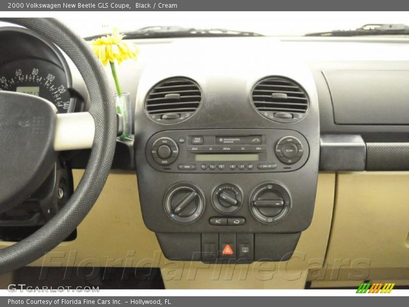 Black / Cream 2000 Volkswagen New Beetle GLS Coupe