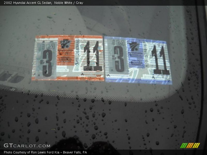 Noble White / Gray 2002 Hyundai Accent GL Sedan