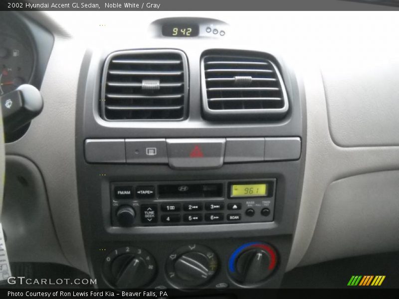 Noble White / Gray 2002 Hyundai Accent GL Sedan