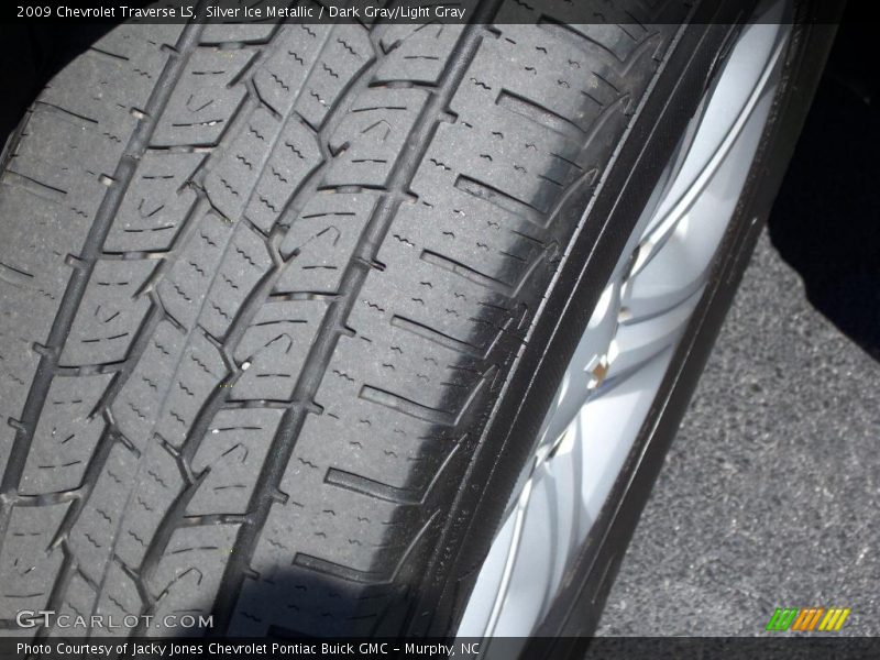 Silver Ice Metallic / Dark Gray/Light Gray 2009 Chevrolet Traverse LS