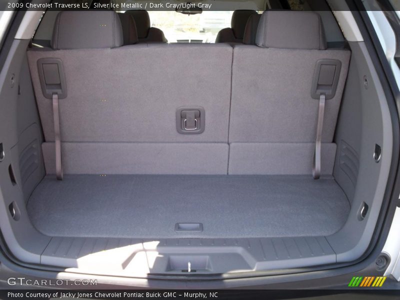 Silver Ice Metallic / Dark Gray/Light Gray 2009 Chevrolet Traverse LS
