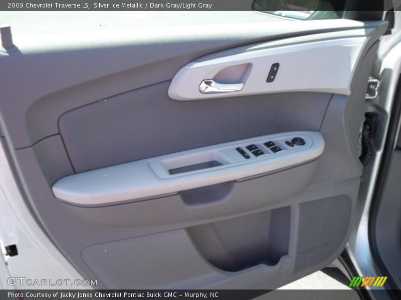 Silver Ice Metallic / Dark Gray/Light Gray 2009 Chevrolet Traverse LS