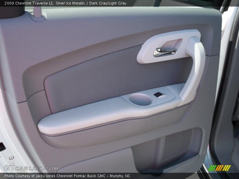 Silver Ice Metallic / Dark Gray/Light Gray 2009 Chevrolet Traverse LS