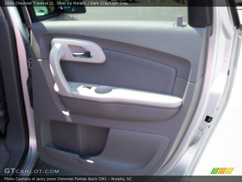 Silver Ice Metallic / Dark Gray/Light Gray 2009 Chevrolet Traverse LS