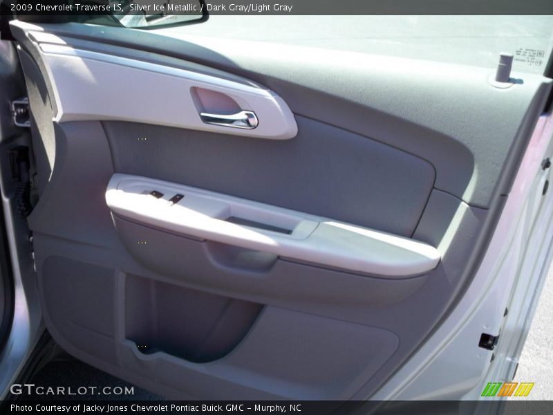 Silver Ice Metallic / Dark Gray/Light Gray 2009 Chevrolet Traverse LS