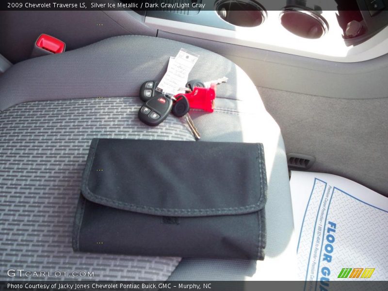 Silver Ice Metallic / Dark Gray/Light Gray 2009 Chevrolet Traverse LS
