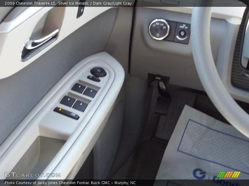 Silver Ice Metallic / Dark Gray/Light Gray 2009 Chevrolet Traverse LS