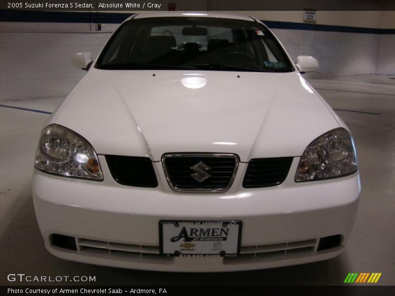 Absolute White / Gray 2005 Suzuki Forenza S Sedan