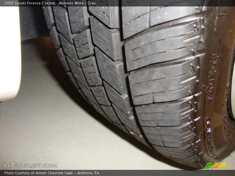 Absolute White / Gray 2005 Suzuki Forenza S Sedan