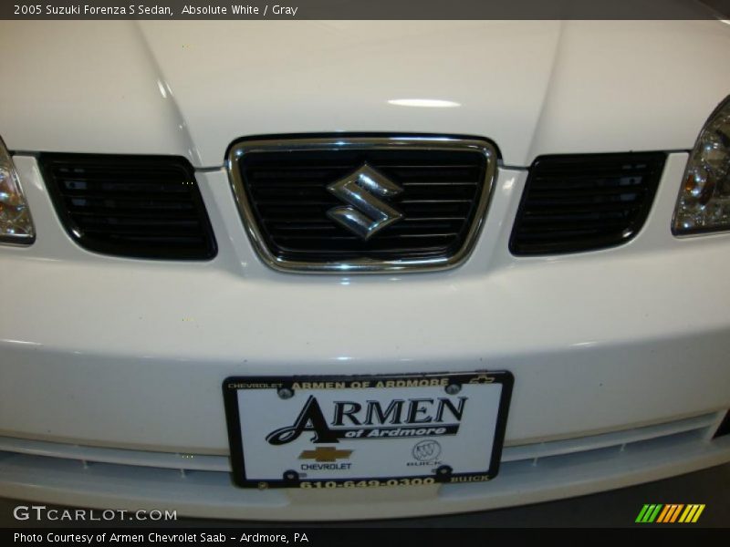 Absolute White / Gray 2005 Suzuki Forenza S Sedan