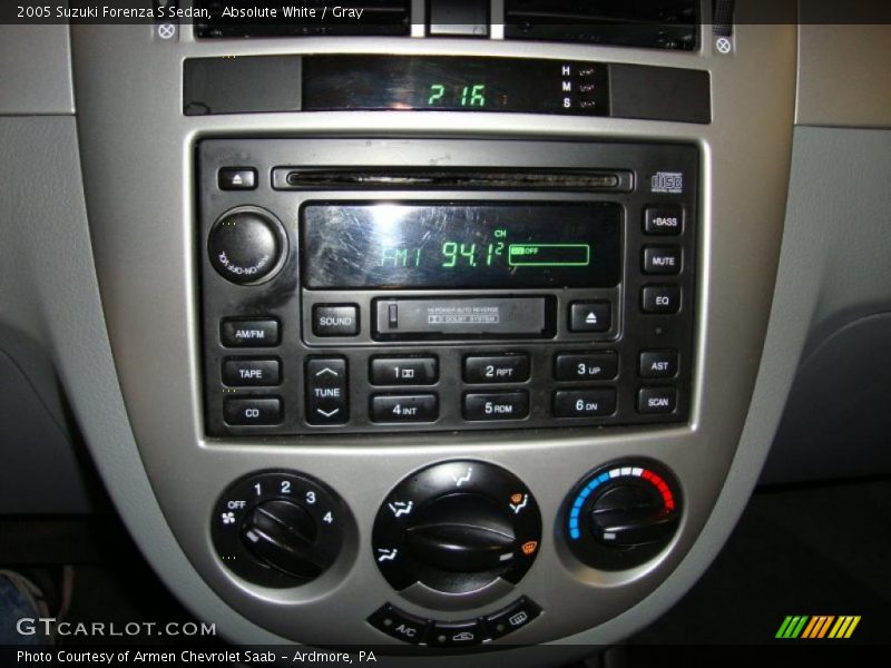 Absolute White / Gray 2005 Suzuki Forenza S Sedan
