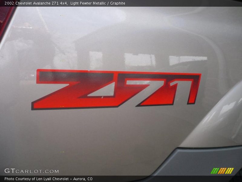 Light Pewter Metallic / Graphite 2002 Chevrolet Avalanche Z71 4x4