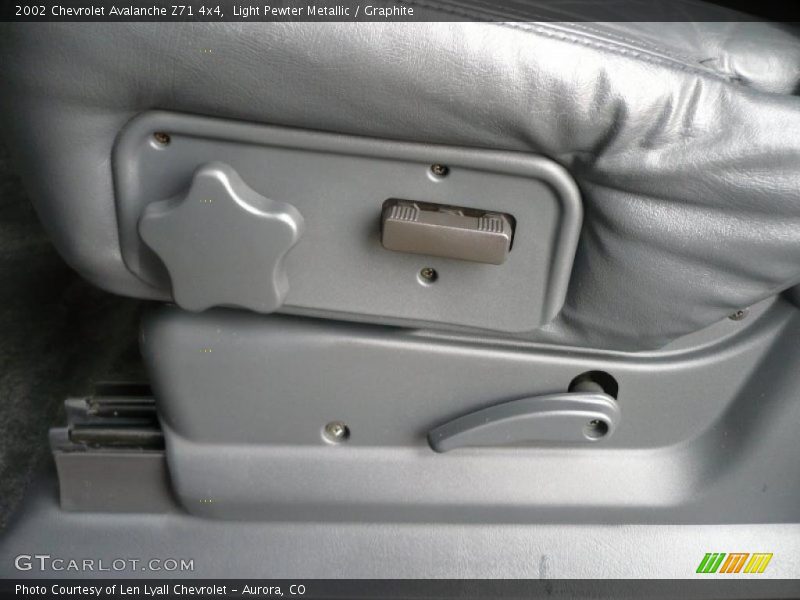 Light Pewter Metallic / Graphite 2002 Chevrolet Avalanche Z71 4x4