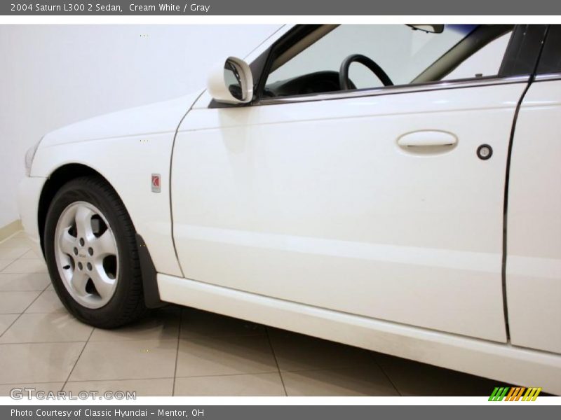 Cream White / Gray 2004 Saturn L300 2 Sedan