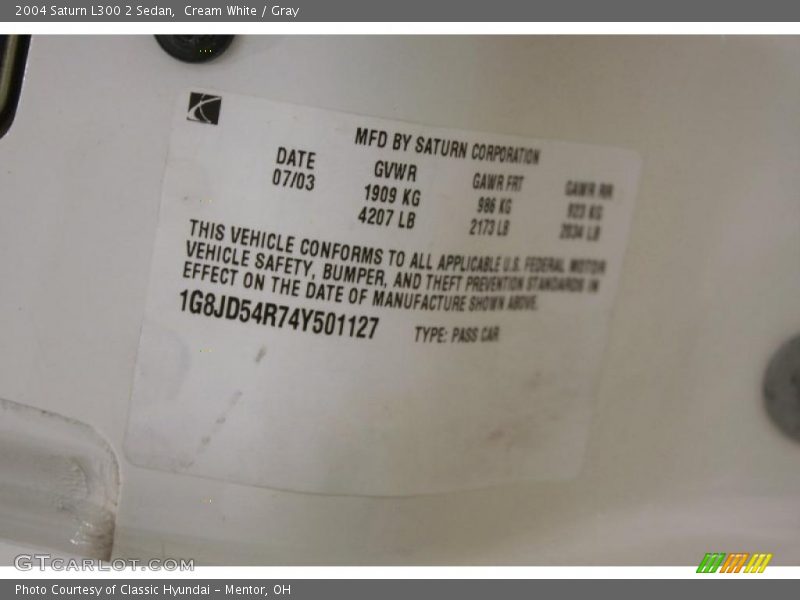Cream White / Gray 2004 Saturn L300 2 Sedan