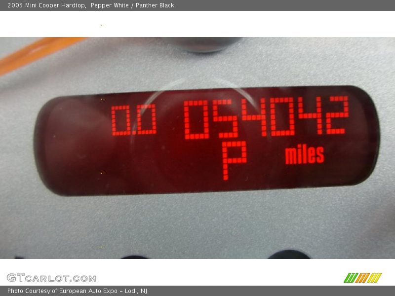 Pepper White / Panther Black 2005 Mini Cooper Hardtop