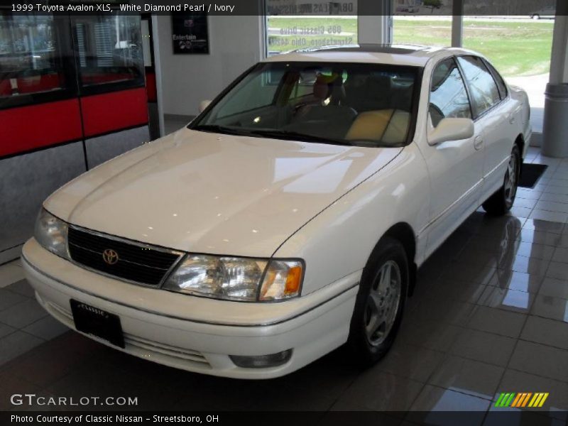 White Diamond Pearl / Ivory 1999 Toyota Avalon XLS