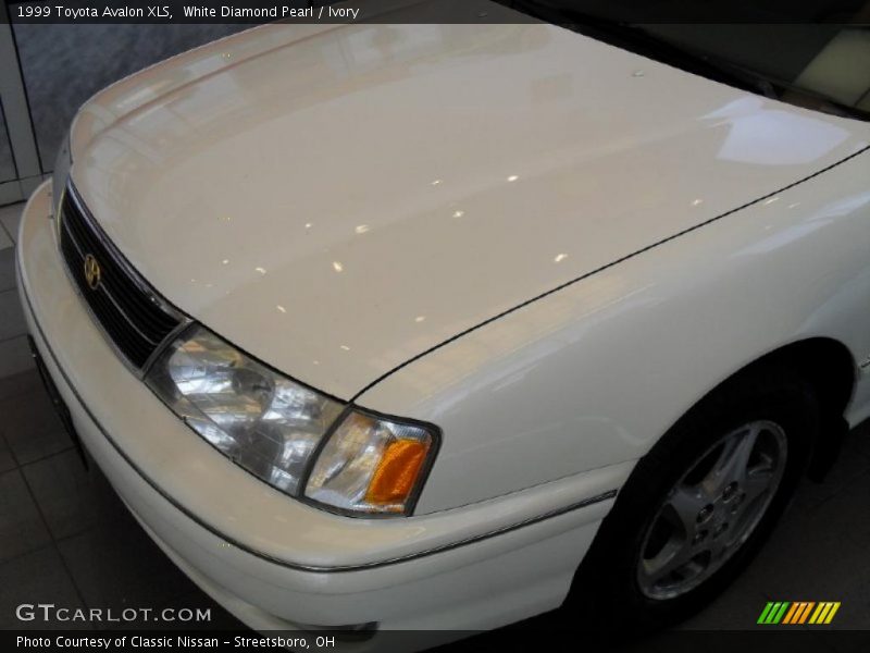 White Diamond Pearl / Ivory 1999 Toyota Avalon XLS