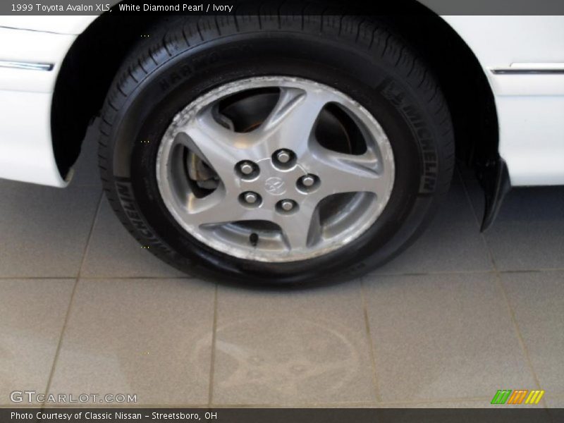 White Diamond Pearl / Ivory 1999 Toyota Avalon XLS