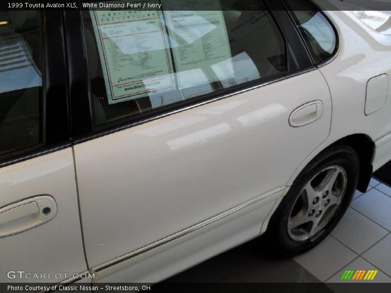 White Diamond Pearl / Ivory 1999 Toyota Avalon XLS