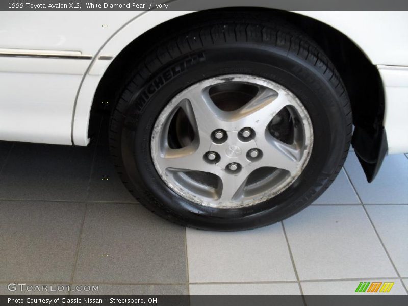 White Diamond Pearl / Ivory 1999 Toyota Avalon XLS