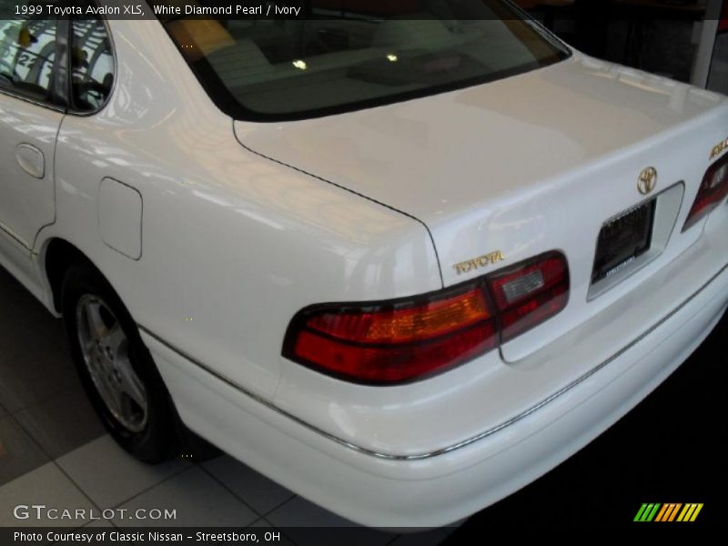 White Diamond Pearl / Ivory 1999 Toyota Avalon XLS
