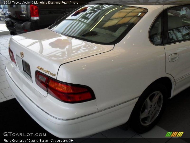 White Diamond Pearl / Ivory 1999 Toyota Avalon XLS