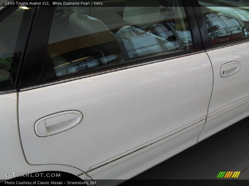 White Diamond Pearl / Ivory 1999 Toyota Avalon XLS