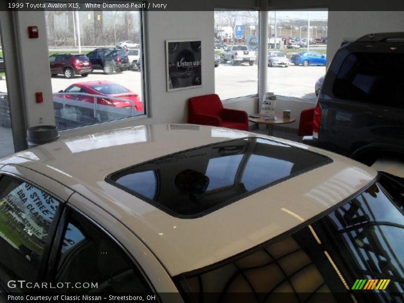 White Diamond Pearl / Ivory 1999 Toyota Avalon XLS