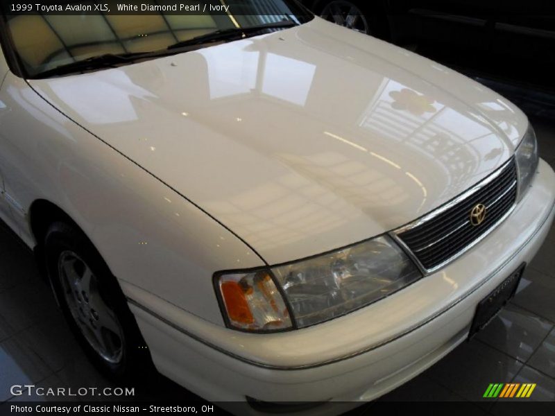 White Diamond Pearl / Ivory 1999 Toyota Avalon XLS