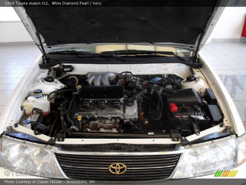 White Diamond Pearl / Ivory 1999 Toyota Avalon XLS
