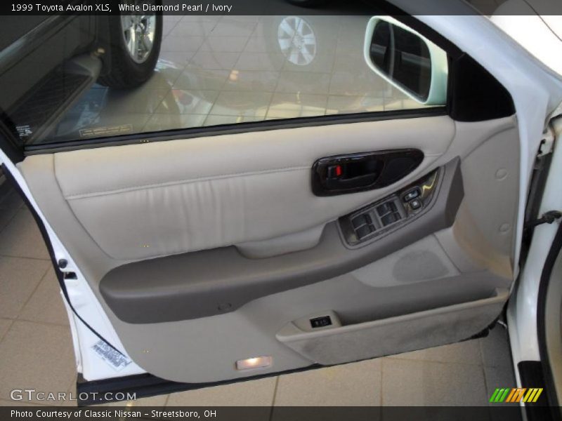 White Diamond Pearl / Ivory 1999 Toyota Avalon XLS