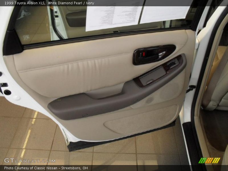 White Diamond Pearl / Ivory 1999 Toyota Avalon XLS