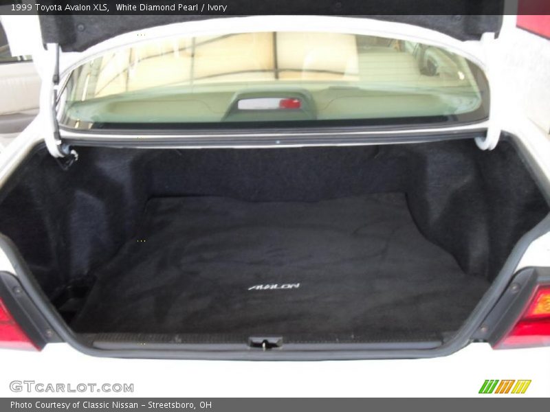 White Diamond Pearl / Ivory 1999 Toyota Avalon XLS