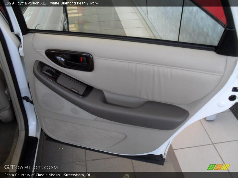 White Diamond Pearl / Ivory 1999 Toyota Avalon XLS