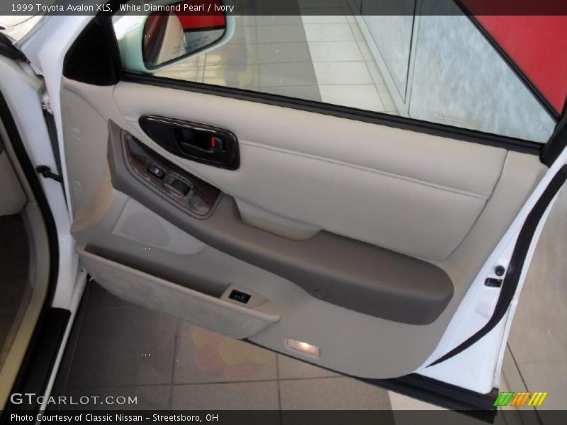 White Diamond Pearl / Ivory 1999 Toyota Avalon XLS
